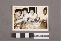 藏品(4名男子吃飯照)的圖片