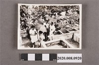 藏品(4名男女於墓園照)的圖片