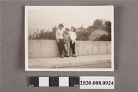 藏品(2名女子與一孩童合照)的圖片