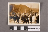 藏品(多名男子著學士服一景)的圖片