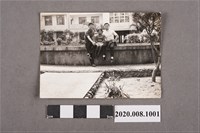 藏品(2名男子與1孩童合照)的圖片