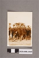 藏品(男女著畢業服走路一景)的圖片