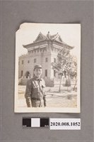 藏品(男子於建築前一景)的圖片