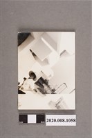 藏品(女子於建築前獨照)的圖片