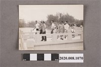 藏品(多名男子一景)的圖片