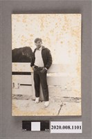 藏品(男子於圍牆旁獨照)的圖片