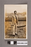 藏品(男子著西裝於頂樓獨照)的圖片