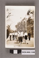 藏品(多人行進中合照)的圖片