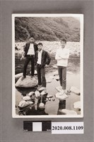 藏品(3名男子站於石上合照)的圖片