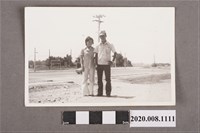 藏品(1對男女於路旁合照)的圖片