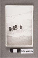 藏品(4名孩童於海中合照)的圖片