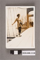 藏品(女子於吊橋上獨照)的圖片