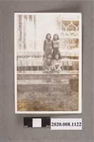 藏品(4位女子於噴水池前合照)的圖片