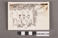 藏品(多名男子與足球合照)的圖片