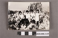藏品(4名女子於礁岩旁合照)的圖片