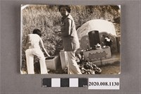 藏品(2名女子於墓前合照)的圖片