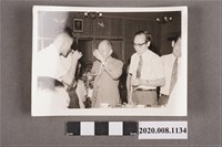 藏品(與男子敬酒合照)的圖片