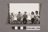 藏品(多人坐於圍牆旁合照)的圖片