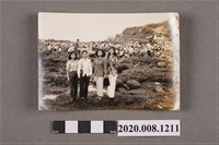 藏品(4名女子於礁石上合照)的圖片