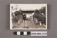 藏品(男子於階梯上獨照)的圖片