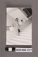 藏品(孕婦於階梯上獨照)的圖片