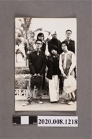 藏品(多人於花圃前合照)的圖片