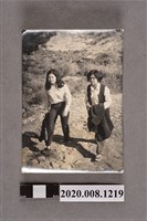 藏品(2名女子行進間合照)的圖片