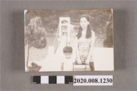 藏品(母子於吊橋旁合照)的圖片