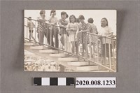 藏品(多人於階梯上合照)的圖片