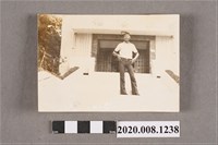 藏品(男子於觀海樓旁合照)的圖片