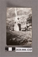 藏品(女子於瀑布旁獨照)的圖片