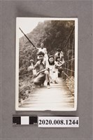 藏品(多人於吊橋上合照)的圖片