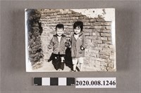 藏品(2名小孩於牆邊合照)的圖片
