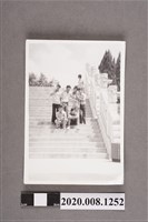 藏品(多名男子於石階上合照)的圖片