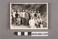 藏品(團體於石壁邊合照)的圖片