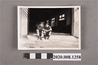 藏品(2名男子坐於地上合照)的圖片