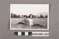 藏品(2名女子於草間合照)的圖片