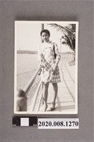 藏品(女子於澄清湖畔獨照)的圖片