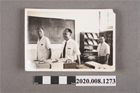 藏品(3名男子室內合照)的圖片