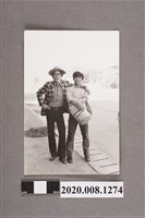 藏品(2名男子於街邊合照)的圖片