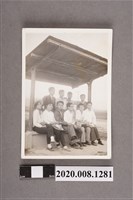 藏品(多人於涼亭合照)的圖片