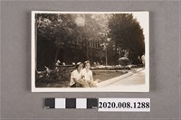 藏品(2名女子於花園合照)的圖片