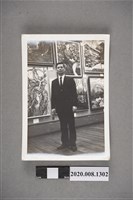 藏品(男子於畫作間獨照)的圖片