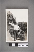 藏品(男子於礁岩獨照)的圖片