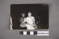 藏品(女子執籃獨照)的圖片