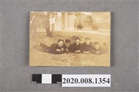 藏品(5名男子趴在草地上合照)的圖片