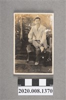 藏品(男子坐姿獨照)的圖片