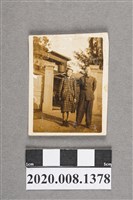 藏品(2名男女於建築前合照)的圖片