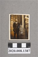 藏品(男子於建築前獨照)的圖片