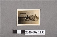 藏品(多人於橋前合照)的圖片